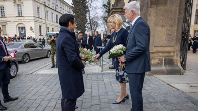 FOTO: Dostali také květiny.