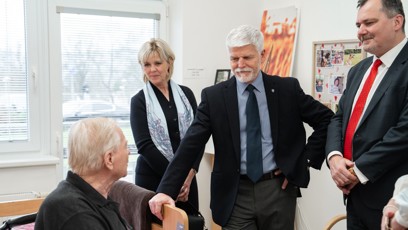 FOTO: Vysmátý prezidentský pár navštívil důchodce.