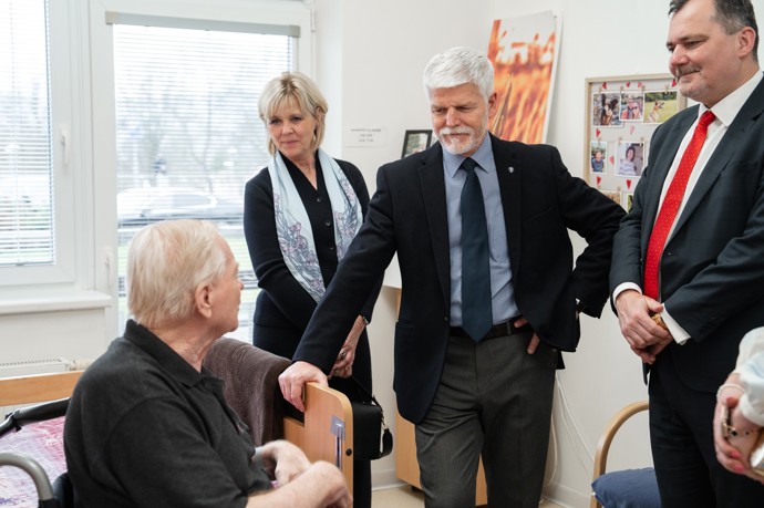 FOTO: Vysmátý prezidentský pár navštívil důchodce. – stránka 2083