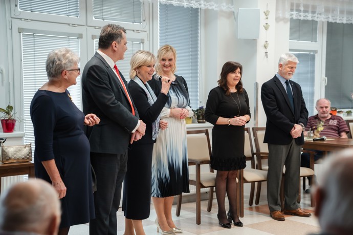 FOTO: Eva Pavlová měla slušivý komplet a šátek. – stránka 2082