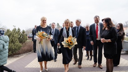 FOTO: Eva Pavlová dostala květinu.