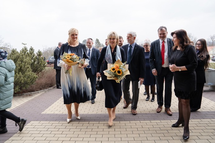 FOTO: Eva Pavlová dostala květinu. – stránka 2075