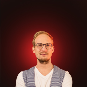 Zbyněk Drda vzdáleně připomíná mladšího Petra Fialu.