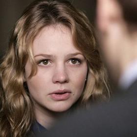 Blond Carey Mulligan v seriálu Pán Času v roce 2007.