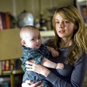 Carey Mulligan s dlouhou blond hřívou ve filmu Bratři z roku 2009.