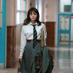 S ofinou se promenádovala Carey Mulligan ve filmu Škola života z roku 2009.