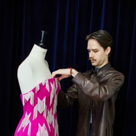 Všechny Královy šaty jsou ručně šité.