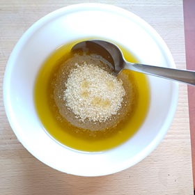 Vše potřebné dejte do mísy a pořádně promíchejte.