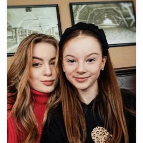 Herečka a hvězda seriálu ZOO Michaela Pecháčková má mladší sestru Nikolu, které se podobá jako vejce vejci.