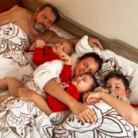 Tuto fotku sdílela Ornella po svém návratu do Česka - idylka v posteli s celou svou rodinou.