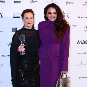 Ewa Farna měla na Českém lvu milou povinnost - předat křišťálovou sošku herečce Mileně Steinmasslové.