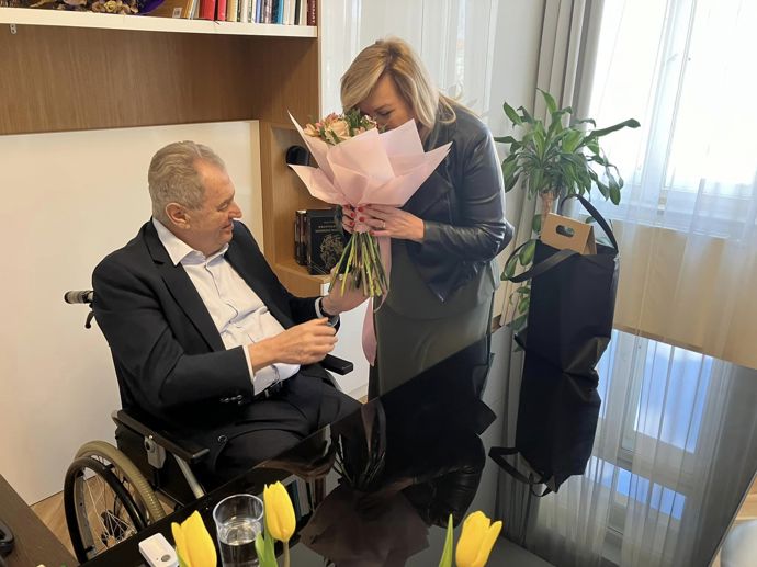 FOTO: Alena dostala pugét. – stránka 361