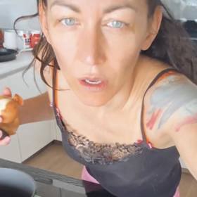 Agáta Hanychová vařila ve svém živáku.