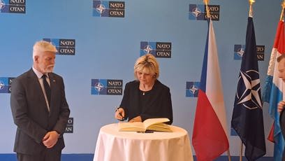 FOTO: Eva Pavlová byla zahalena do černé.