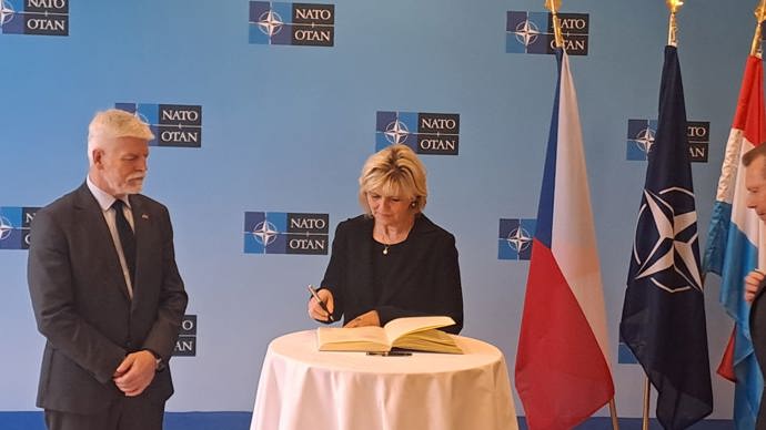 FOTO: Eva Pavlová byla zahalena do černé. – stránka 2158