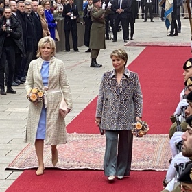 Březen 2024, státní návštěva v Lucembursku. Eva Pavlová oblékla pastelově modré šaty a béžový kabátek.