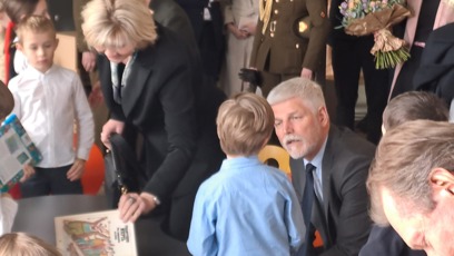 FOTO: Petr Pavel mluví s dětmi.