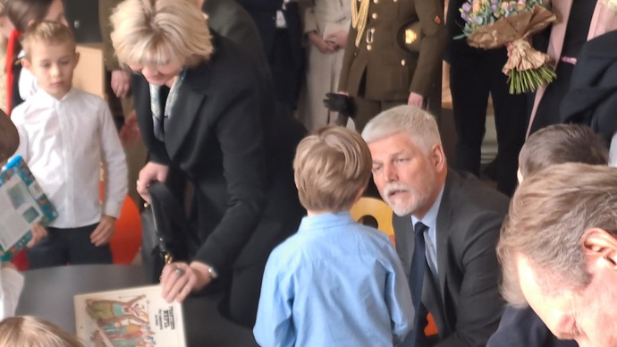 FOTO: Petr Pavel mluví s dětmi. – stránka 2144