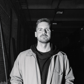 Módní návrhář Zoltán Tóth, rodák ze slovenské Šaľy a vítěz  soutěže Van Graaf Junior Talent z roku 2017 pořádané v rámci pražského týdne módy, od svého debutu tvoří jednu úspěšnou kolekci za druhou.