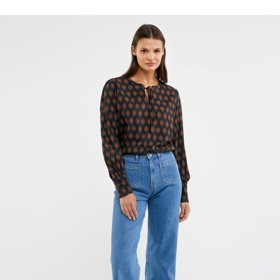 Střih nohavic bootcut je univerzální. Nákládané kapsy nevolte, máte-li postavu typu jablko. (Big Star, 1 950 Kč)