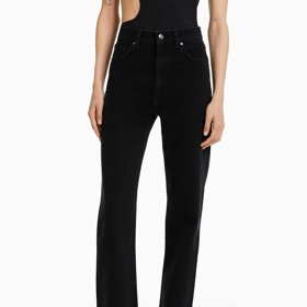 Vysoký pas, přiléhavé horní partie, rozšířené nohavice v délce.Slušivý boot cut střih v elegantní tmavé variantě. (Bershka, 549 Kč)