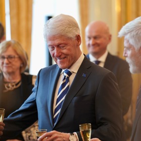 Bill Clinton se ve spisech rovněž objevuje. 