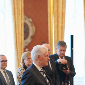 Bývalý americký prezident je na několikadenní návštěvě.