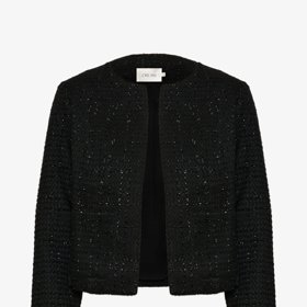 Buklé kabátek s třpytivým vláknem je módní kousek s univerzálním využitím. (Cream, 2 200 Kč)