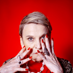 Simona Peková ve své životní roli tchýně z filmu Přišla v noci, za kterou získala cenu Český lev.