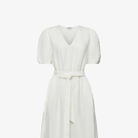 Stejně skvěle padnoucí, nadčasové a nestárnoucí jsou i šaty se zvýrazněným pasem, tyto jsou od značky Esprit za 2 599 Kč.