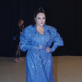 Ewa Farna v loňském roce opravdu zářila v záplavě kamínků na trenčkotu. 