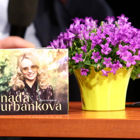 Naďa Urbánková byla pěveckou i módní ikonou.