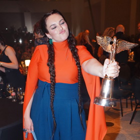 Hned dvojitý outfit vynesla zpěvačka na předávání cen Anděl v roce 2021. Ze čtyř nominací tehdy proměnila jedinou, stihla ale hned dva převleky, to když v oranžové variantě vystoupila také na pódiu.