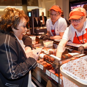 Jiřina Bohdalová s radostí vybírala dobroty.