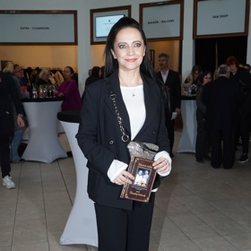 Zpěvačka Lucie Bílá nosí bílé tenisky s oblibou ke svým kalhotovým kostýmkům.