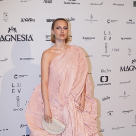 Herečka Natalia Germáni letos na České lvy oblékla pastelově růžovou róbu z dílny návrháře Martina Kohouta.
