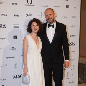 Marthu Issovou doprovázel jako každý rok její manžel, režisér a producent David Ondříček.