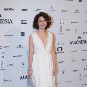 Herečka Martha Issová pomáhala svoji róbu přivést na svět.