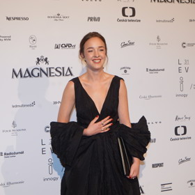 Denisa Barešová doplnila černé šaty šperky Dick Wolf.