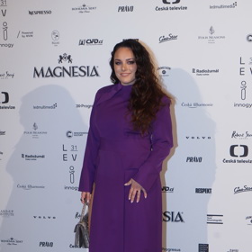 Fialové šaty jsme mohli vidět i na zpěvačce Ewě Farne.