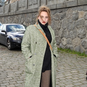 Dcera Ivany Jirešové, Sofie, v outfitu, kterému dominuje zimní khaki kabát.