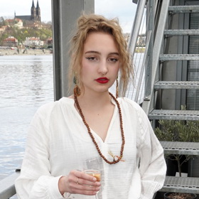 Dcera Ivany Jirešové, Sofie, má své poznávací znamení rudou rtěnku.