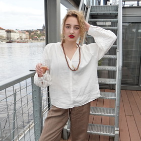 Dcera Ivany Jirešové, Sofie, pořídila bílou košili a hnědé kalhoty v populárním řetězci Zara.