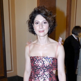 Martha Issová oblékla na Českého lva v roce 2021 model z tmavě růžových flitrů.