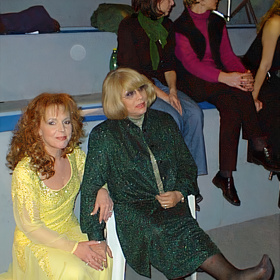 Naďa Urbánková s Marcelou Holanovou v zákulisí příprav jednoho z koncertů.