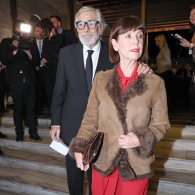 Jiří Bartoška vyrazil do společnosti s manželkou Andreou, která se před chladem chrání hnědým koženým kabátkem s kožešinkou.