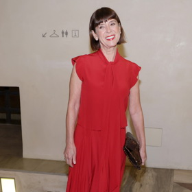 Andrea Bartošková překvapila výraznou rudou róbou, kterou doplnila rudými střevíčky.