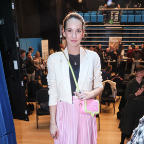 Herečka Michaela Tomešová svoji lásku k barvám netají. Nedávno vynesla neonové tenisky a růžovou sukýnku.