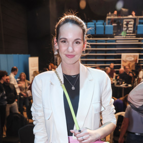 Michaela Tomešová ladí k sukni a teniskám také svoji neonovou kabelku.