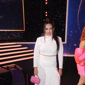 Jednoduchý elegantní bílý komplet crop topu a širokých kalhot Ewě přinesl štěstí v podobě hned dvou ocenění Český slavík 2023. Tentokrát vyhrála jak kategorii zpěvačka roku, tak se stala jeho absolutní vítězkou.